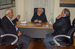 Ο δήμαρχος κ. Κοτζάς εξέφρασε προς τον κ. Καρυώτη τη στήριξη του δήμου Αρχαίας Ολυμπίας στην όλη προσπάθεια. Δεξιά ο γραμματέας του Δ.Σ. κ. Δημητρόπουλος. 
