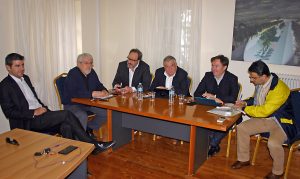 Ο αν. Διευθύνων Σύμβουλος της Εθνικής Τράπεζας κ. Δημόπουλος (στο μέσον) πλαισιούμενος από μέλη του Δ.Σ. Δεύτερος από αριστερά ο πρόεδρος και εμπνευστής του έργου, Νίκος Καρυώτης.